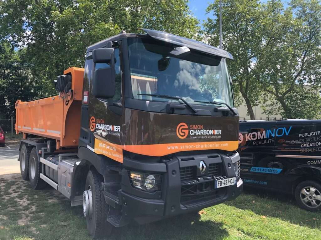 camion avec stickage voiture